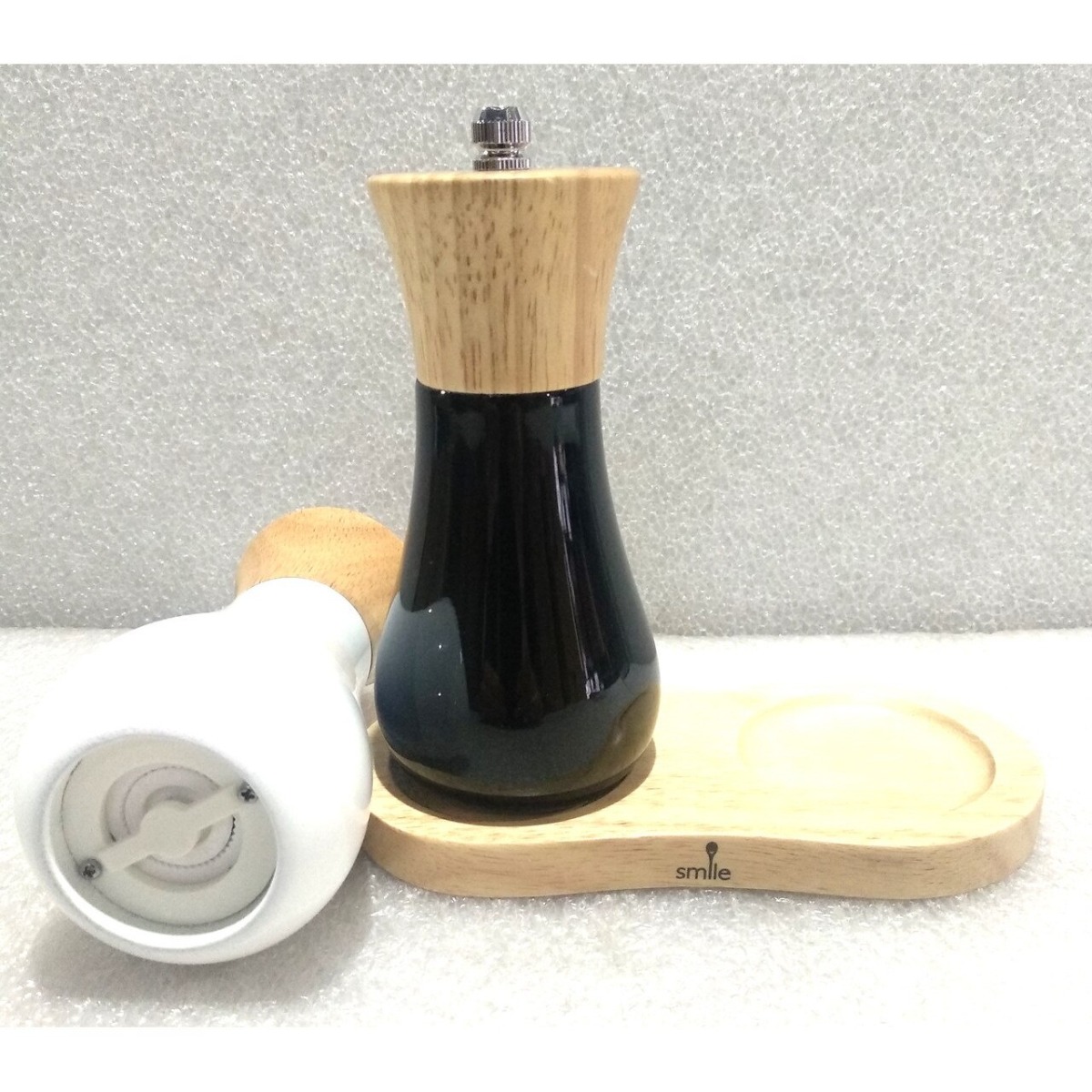 Resigilat Set 2 rasnite manuale Smile SMP-9, condimente, lemn de cauciuc, 13.9 cm, macinare reglabila, suport inclus, alb/negru